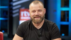 Dennis Bos was laaggeletterd: ‘Ik ben trots dat ik mijn dochter kan helpen met school’