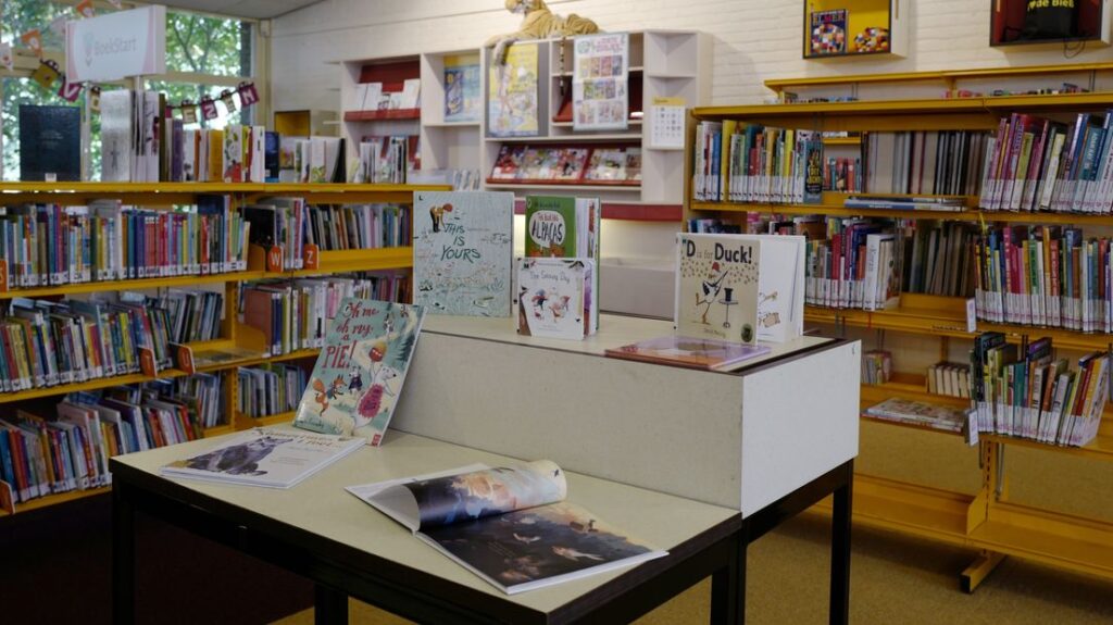 Jeugdleden van de Drentse bibliotheken krijgen geen boete meer als ze hun geleende boek te laat terugbrengen.