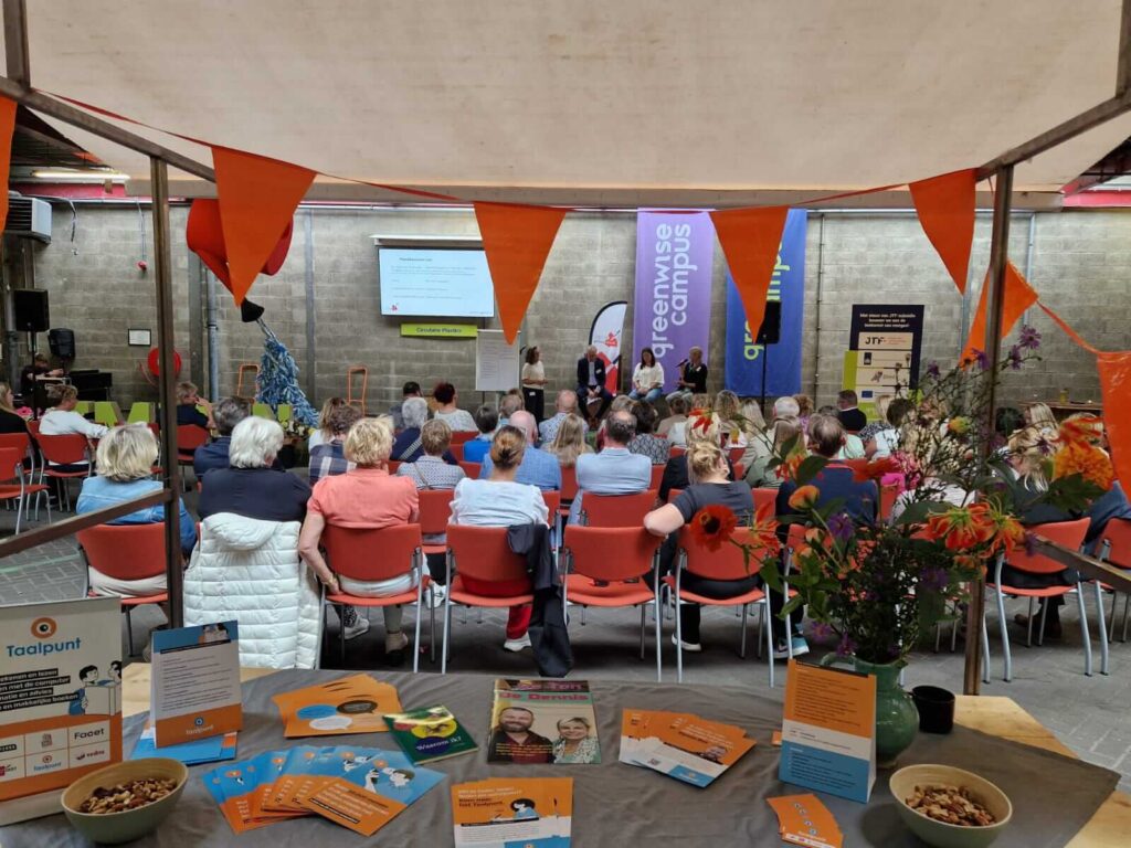 Tijdens de Week van Lezen & Schrijven organiseerde het Bondgenootschap voor een geletterd Drenthe een inspirerende bijeenkomst. Locatie was de Greenwise Campus in Emmen, gevestigd in de voormalige busremise. De bijzondere sfeer werd versterkt door livemuziek van zangeres Happy Daisz met gitaarbegeleiding.